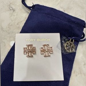Tory Burch NWT Britten logo stud earrings in rose gold